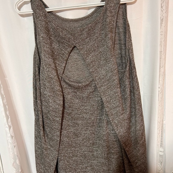 Denver Hayes xl grey thin wool like sleeveless top- split back - Picture 9 of 9